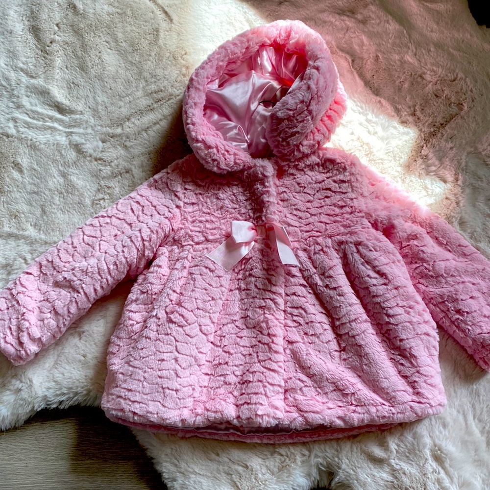 Pistachio faux fur pink coat for 4 years girl. Very good condition used